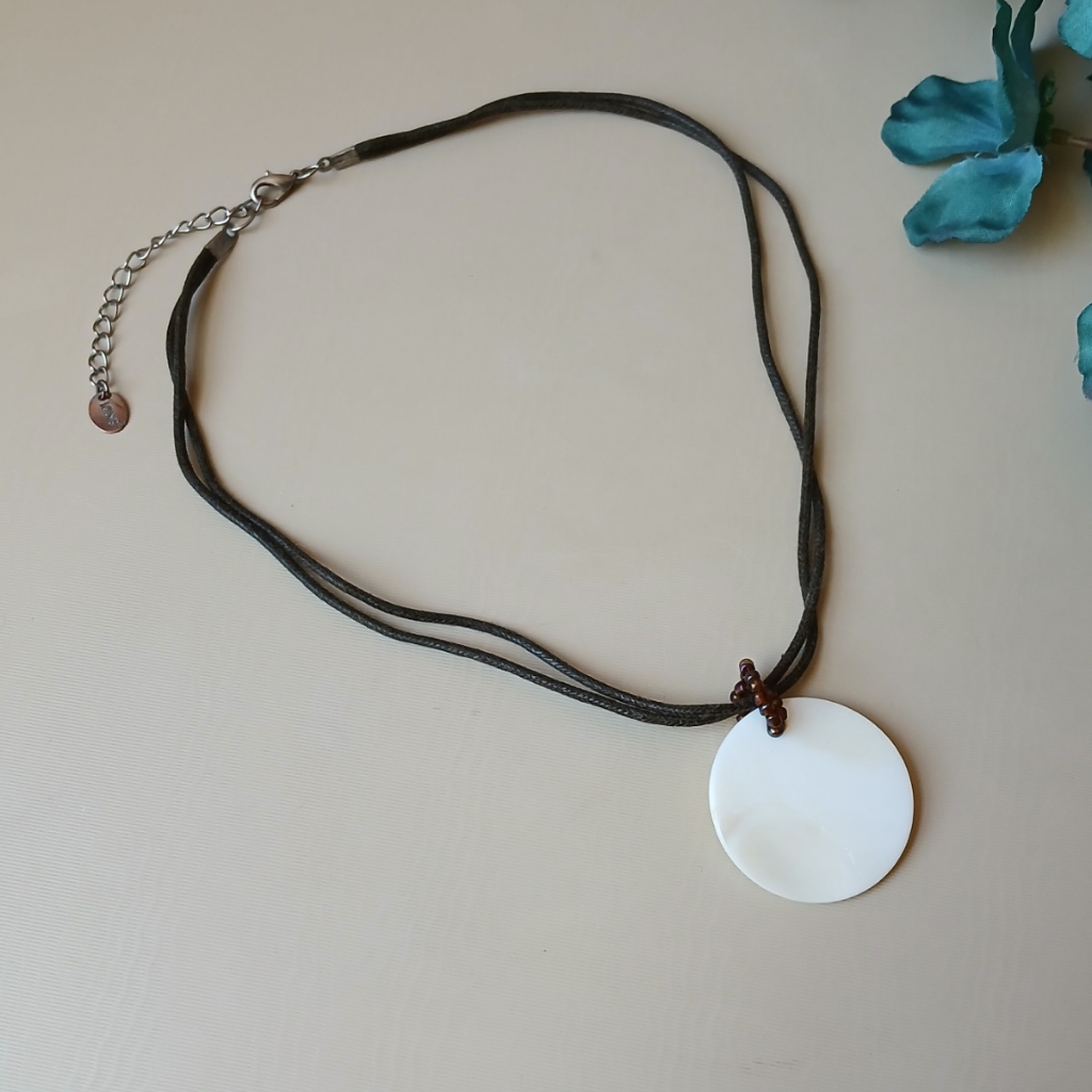 Vintage 90's Y2k Brown Cord And White Round Shell Medallion Pendant Necklace